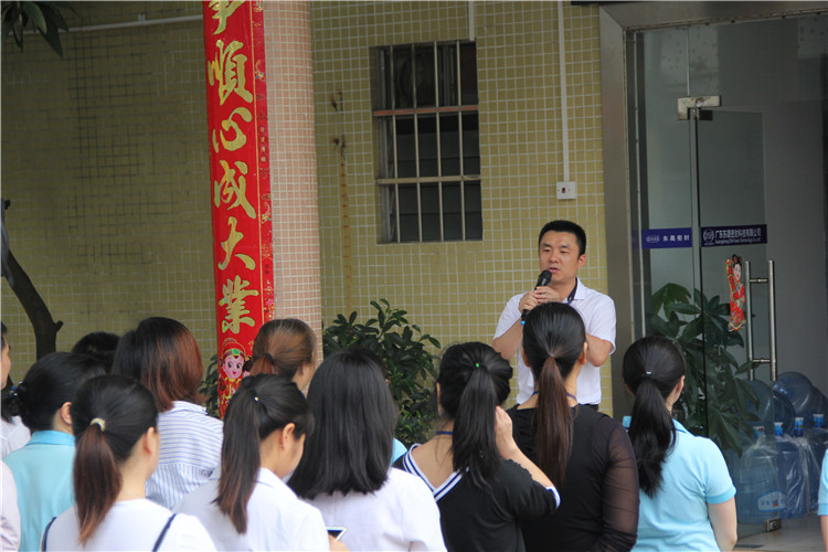 胡燕林總經(jīng)理鼓勵我們只有不斷學(xué)習(xí)進步，我們“東晟人”才是“地表最強”者。而在這次的分享中最讓我們印象最深就是“藍絲帶”所帶給我們的愛與感恩！